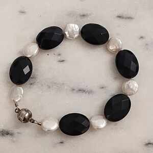 Vintage Iridescent Coin Pearls & Black Faceted Onyx Bead Bracelet Magnetic Clasp